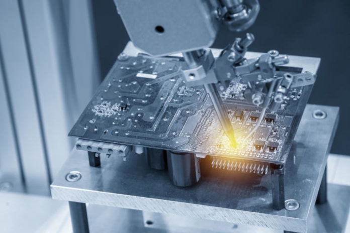 jak-wygladaja-etapy-montazu-smd-i-tht-na-ukladach-scalonych-kontraktowy-montaz-elektroniki-w-praktyce